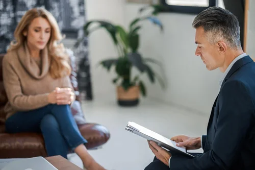 женщина проходит лечение орторексии с помощью психотерапии